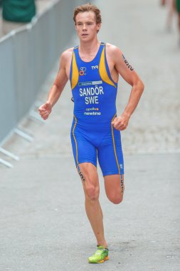 Gabriel Sandor th eski şehirde parke taşları çalışan