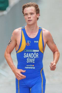 Gabriel Sandor'un eski parke taşlarında koşmasının yakın çekimi