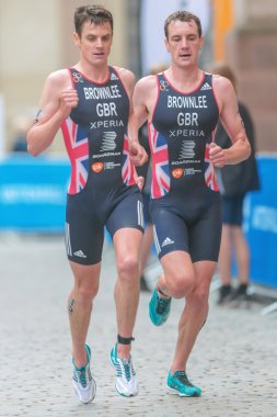 Jonathan ve Alistair Brownlee (Gbr) birlikte las çalışan