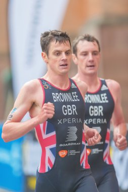 Jonathan ve Alistair Brownlee (Gbr) birlikte las çalışan