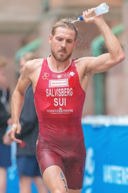 Andrea Salvisberg (Sui) çalışırken başında su püskürtme