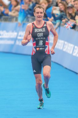 Kazanan Alistair Brownlee Mens 'te bitiş çizgisine koşuyor. 