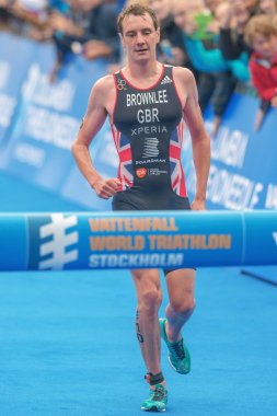 Kazanan Alistair Brownlee Mens 'te bitiş çizgisine koşuyor. 