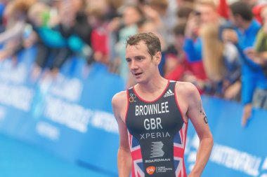 Kazanan Alistair Brownlee Mens 'te bitiş çizgisine koşuyor. 