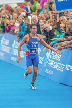 Pierre Le Corre (Fra) Mens I bitirmek de el çırparak