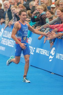 Pierre Le Corre (Fra) Mens I bitirmek de el çırparak