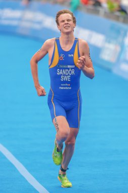 Gabriel Sandor Bile Mens Itu Triatlon de bitiş alanına