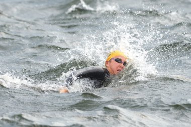 Kadınlar ITU Triathlo başında önce suda ısınma gezinme
