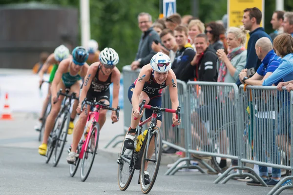 Jodie Stimpson (GBR) à la tête d'un groupe de cyclistes féminins — Photo