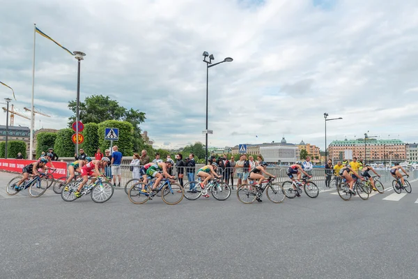 Kadınlar ITU triatlon geniş açılı manzaraya bisikletçiler grup — Stok fotoğraf