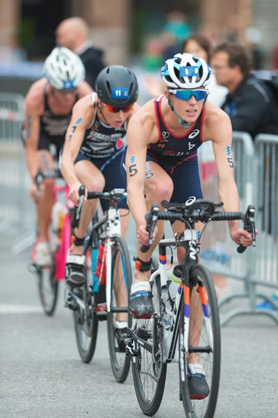 Helen Jenkins (GBR) guida un piccolo gruppo nel ciclismo al — Foto Stock