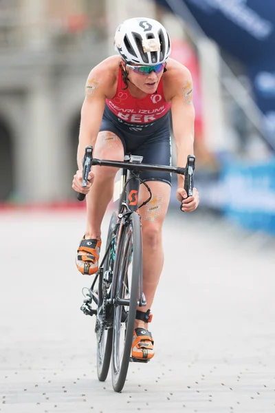 Flora Duffy (BER) cycling in the lead at the Women ITU Triathlon — Stock Photo, Image