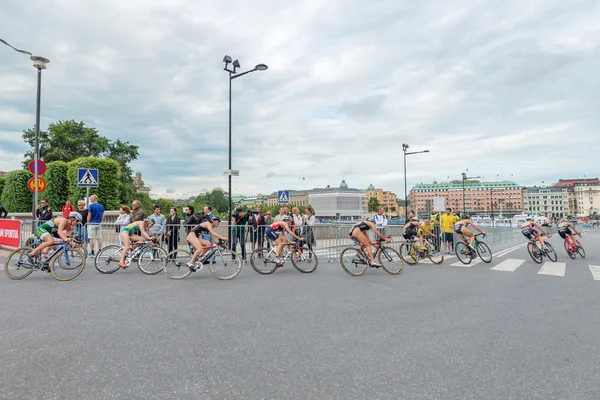 Группа велосипедистов с широким углом обзора на триатлоне МСЭ среди женщин — стоковое фото