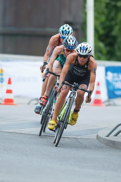 Andrea Hewitt (NZL) inclinándose en una curva durante el ciclismo en el W — Foto de Stock
