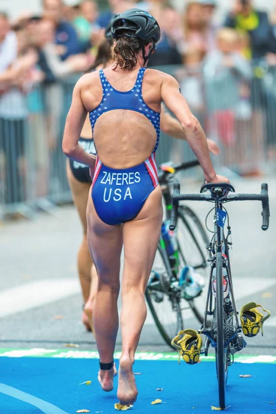 Katie Zaferes (Usa) in de overgang tussen zwemmen en fietsen een — Stockfoto