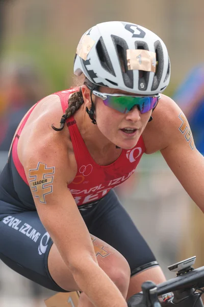 Close-up van Flora Duffy (Ber) fietsen in de leiding bij de vrouwen het — Stockfoto