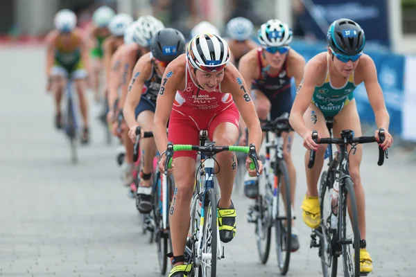 Sara Vilic (AUT) lidera un grupo de ciclistas en la UIT Femenina —  Fotos de Stock