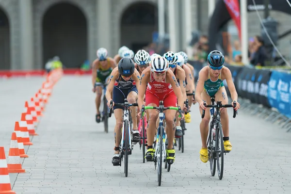 Sara Vilic (AUT) lidera un grupo de ciclistas en la UIT Femenina —  Fotos de Stock