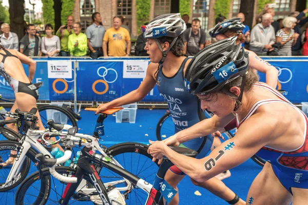 Overgang tussen zwemmen en fietsen op de vrouwen Itu Triathl — Stockfoto