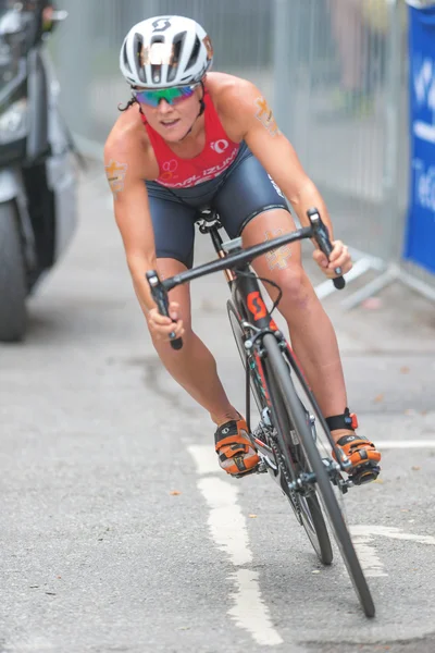 Líder Flora Duffy (BER) ciclismo en el Triatlón de la UIT Femenina incluso — Foto de Stock
