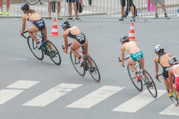 Sarah bir grup önde gelen de kadınlar ITU triatlon bile True (ABD)