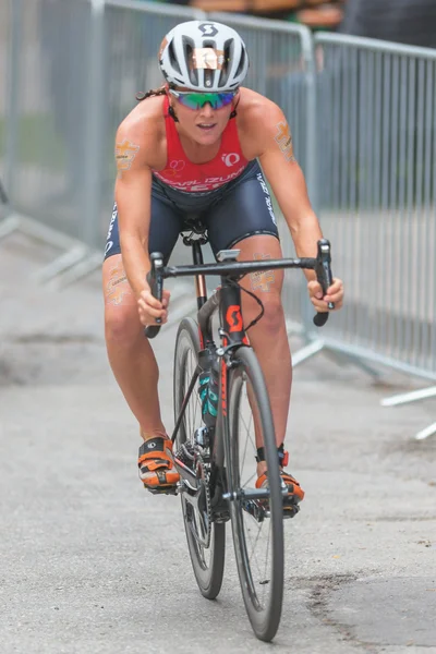 Líder Flora Duffy (BER) ciclismo en el Triatlón de la UIT Femenina incluso — Foto de Stock