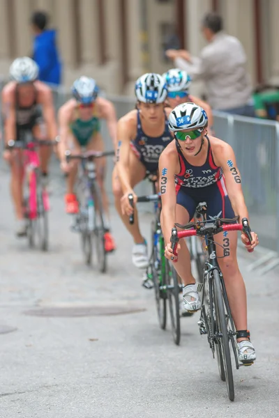 Taylor Knibb (EE.UU.) lidera un grupo de ciclismo en el Women ITU Tria —  Fotos de Stock