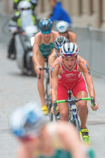 Sara Vilic (AUT) en bicicleta en medio de un grupo en el Women I — Foto de Stock