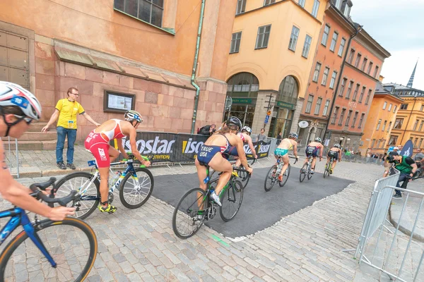 Groep fietsers die langskomen in de oude stad bij de vrouwen ITU tr — Stockfoto