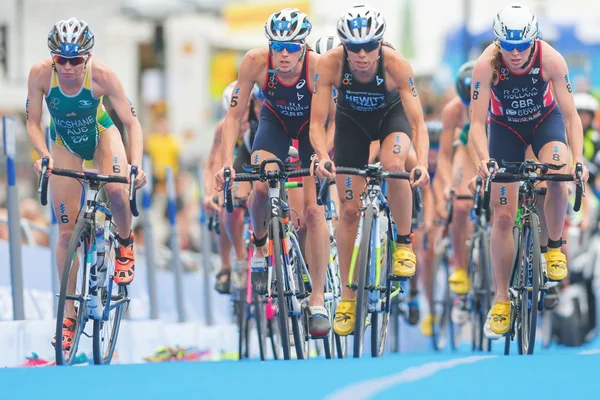 Group of cyclists at the last lap before the transition between — Stock Photo, Image