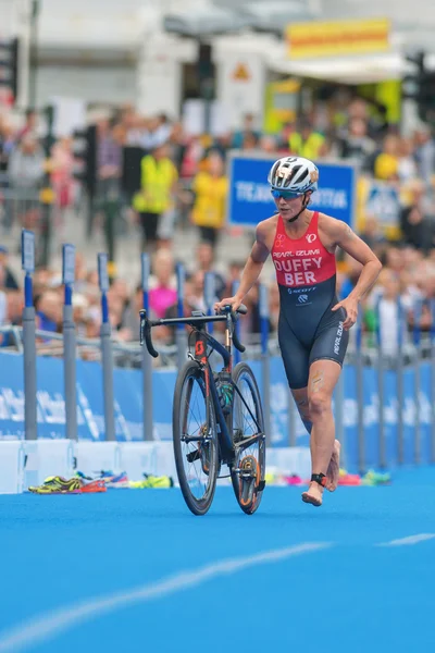 Overgang tussen fietsen en rennen op het Women's ITU Triathlon event in Stockholm — Stockfoto