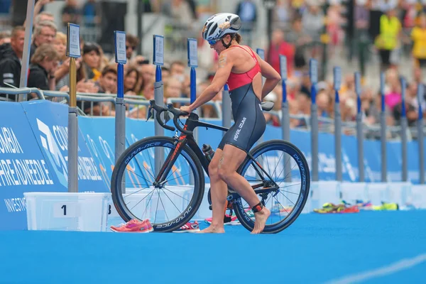 Übergang zwischen Radfahren und Laufen beim Frauen-Triathlon in Stockholm — Stockfoto