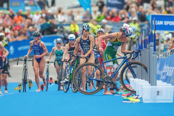 Transition between cycling and running at the Women ITU Triathlon event in Stockholm — Stock Photo, Image