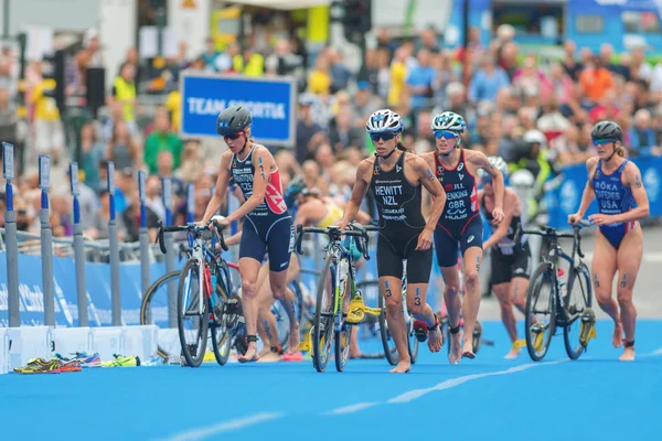 Transição entre ciclismo e corrida no evento Women ITU Triathlon em Estocolmo — Fotografia de Stock