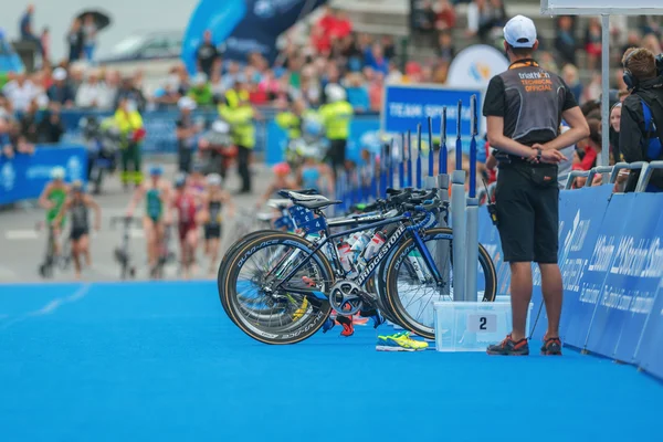 Bikestands nella transizione tra ciclismo e corsa al — Foto Stock