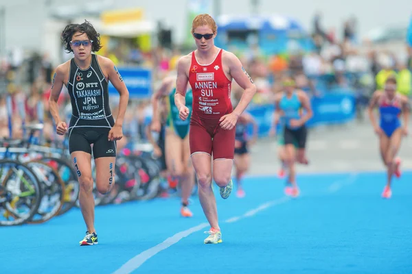 Yuko Takahashi and Jolanda Annen in the transition between cycli — Stock Photo, Image