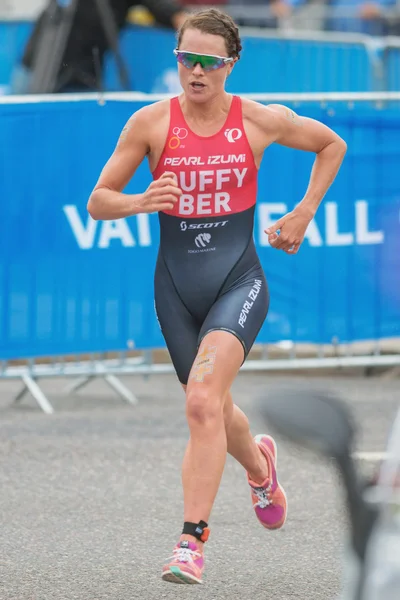 Flora Duffy (ber) körs i täten på kvinnorna itu Triathlon — Stockfoto