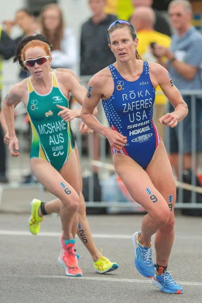 Katie Zaferes (EE.UU.) se encuentra con una curva en el Women ITU Triath —  Fotos de Stock