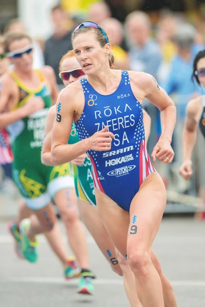 Katie zaferes (usa) läuft beim Frauen-itu-Triathlonrennen in eine Kurve — Stockfoto