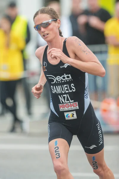 Nicky Samuels (NZL) se encuentra con una curva en el Women ITU Triath —  Fotos de Stock