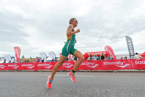 Emma Jackson (AUS) running in wide angle view at the Women ITU T — Stock Photo, Image