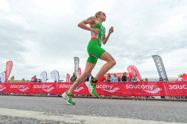 Aileen Reid (IRL) running in wide angle view at the Women ITU Tr — Stock Photo, Image