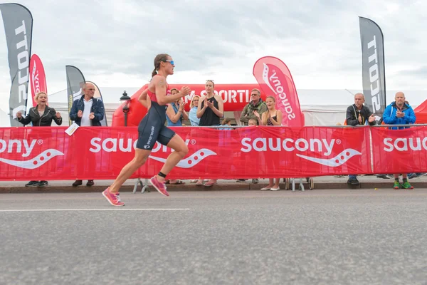 Leader Flora Duffy (BER) running in wide angle view at the Women — Stock Photo, Image