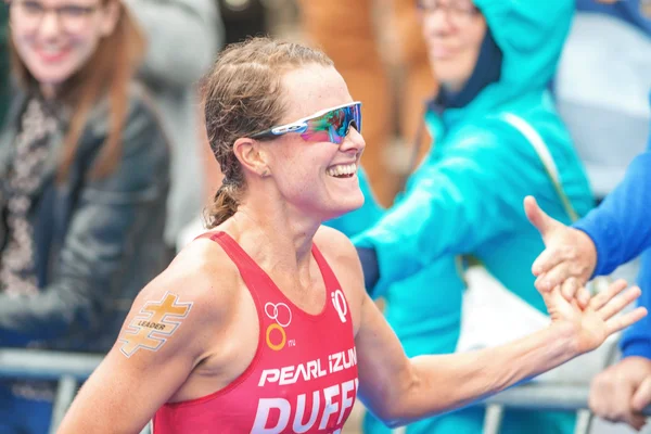 Happy Flora Duffy (BER) en los últimos 100 metros en la UIT Mujeres —  Fotos de Stock