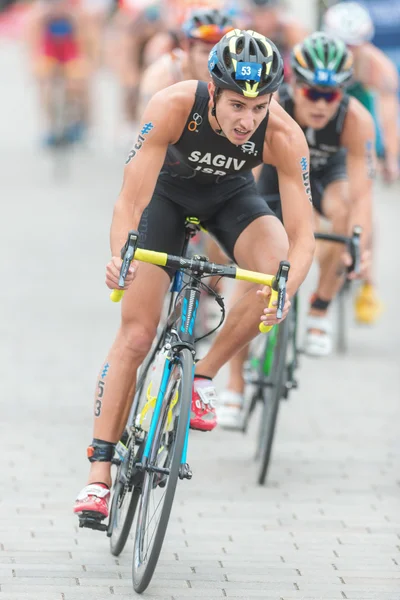 Shachar Sagiv (ISR) en vélo dans une courbe à l'UIT Triathl Mens — Photo