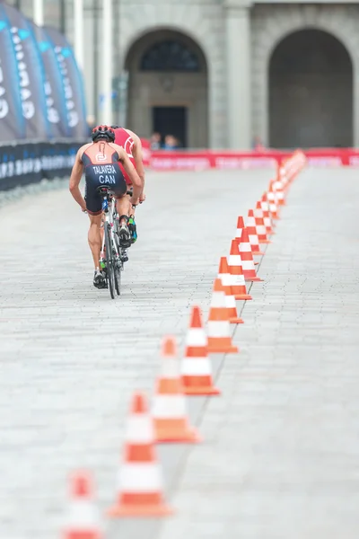 Indietro di Xavier Grenier Talavera (CAN) in bicicletta al Mens ITU — Foto Stock