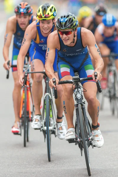 Groupe dirigé par Gregory Barnaby (ITA) faisant du vélo devant Gabriel — Photo