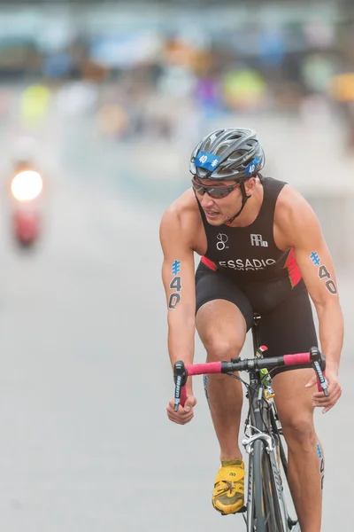 Mehdi Essadiq (MAR) cycling at the Mens ITU Triathlon event in S — Stock Photo, Image