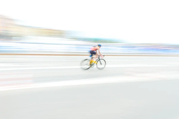 Bisikletçi üstün hareket yakalama parlak ve canlı renkli bulanıklık — Stok fotoğraf