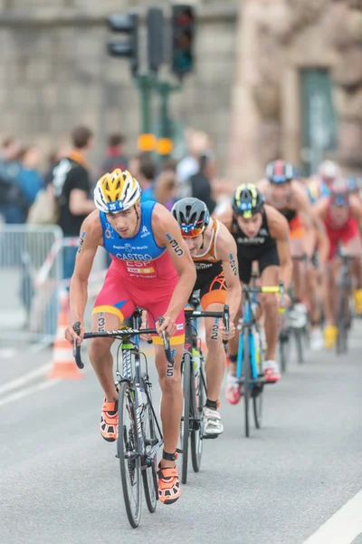 David Castro Fajardo (ESP) framför en grupp i cykling vid — Stockfoto